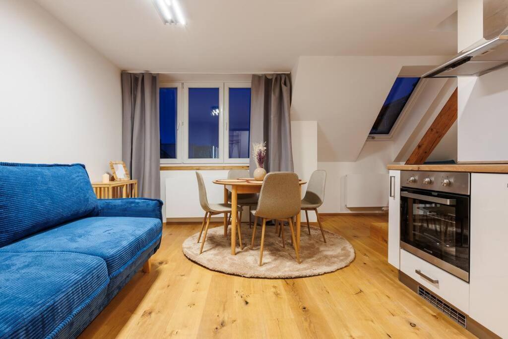 2 With Terrace And Free Parking Near Metro * Prag