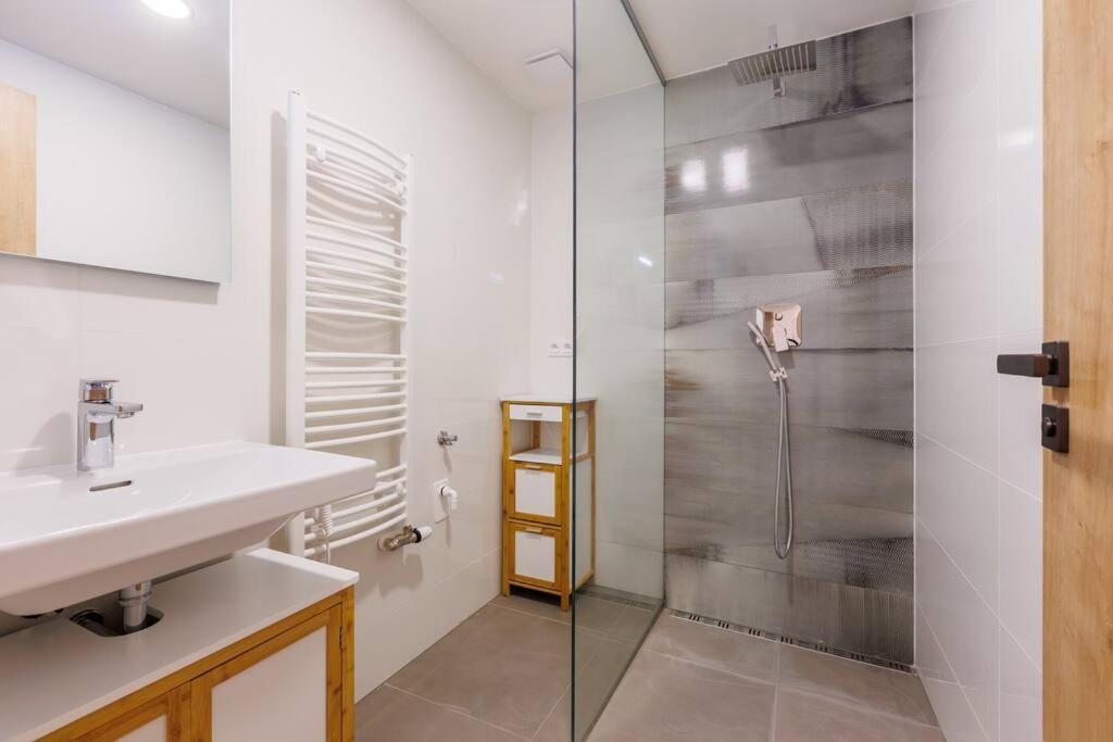 2 With Terrace And Free Parking Near Metro Apartment Prag